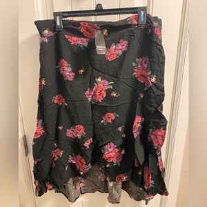 NWT Torrid Size 1 Skirt Black Tiered Ruffle Pull On Rose Floral 1X 14 16